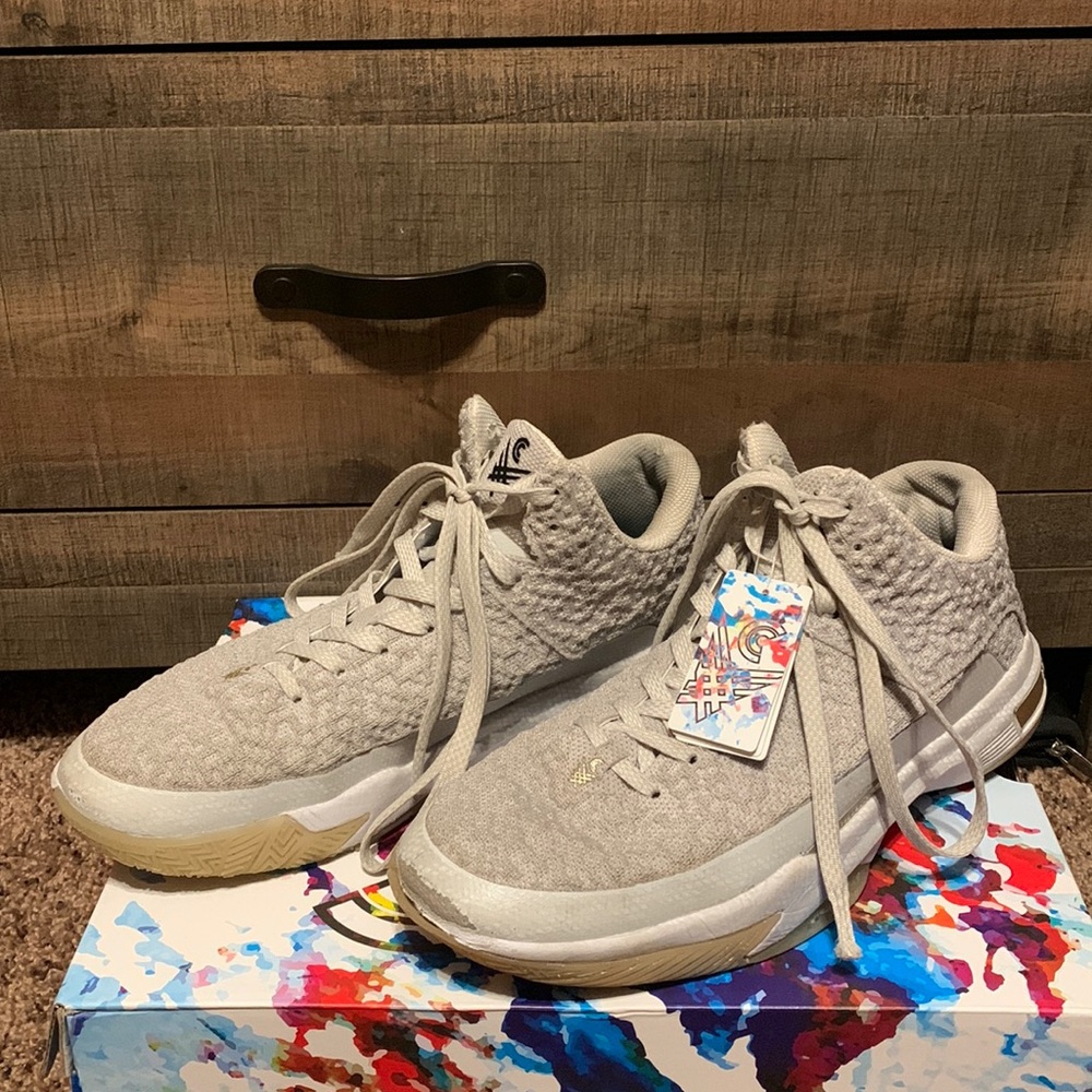 Men’s basketball shoes